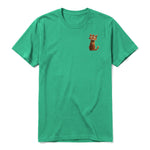 Un T-shirt kelly à manches courtes et col rond, orné d'un motif représentant un chat sur la poitrine gauche.