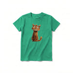 Un T-shirt kelly à manches courtes et col rond pour jeune, orné d'un motif représentant un chat sur le devant.