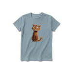 Un T-shirt sauge à manches courtes et col rond pour jeune, orné d'un motif représentant un chat sur le devant.