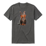 Un T-shirt charbon à manches courtes et col rond, orné d'un motif représentant un chat sur le devant.