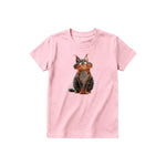 Un T-shirt rose à manches courtes et col rond pour jeune, orné d'un motif représentant un chat sur le devant.