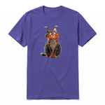 Un T-shirt violet à manches courtes et col rond, orné d'un motif représentant un chat sur le devant.