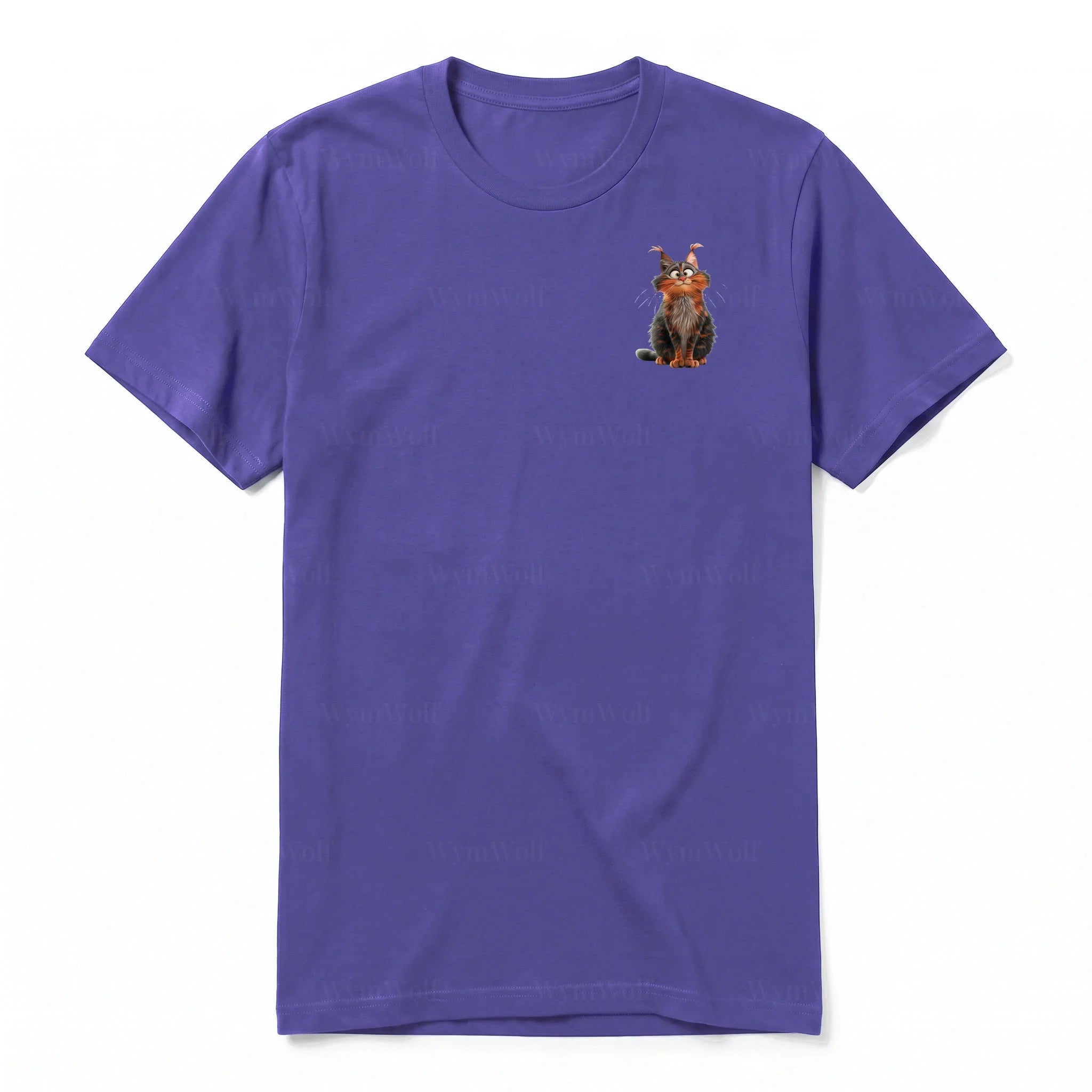 Un T-shirt violet à manches courtes et col rond, orné d'un motif représentant un chat sur la poitrine gauche.