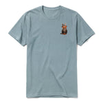 Un T-shirt sauge à manches courtes et col rond, orné d'un motif représentant un chat sur la poitrine gauche.