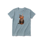 Un T-shirt sauge à manches courtes et col rond pour jeune, orné d'un motif représentant un chat sur le devant.