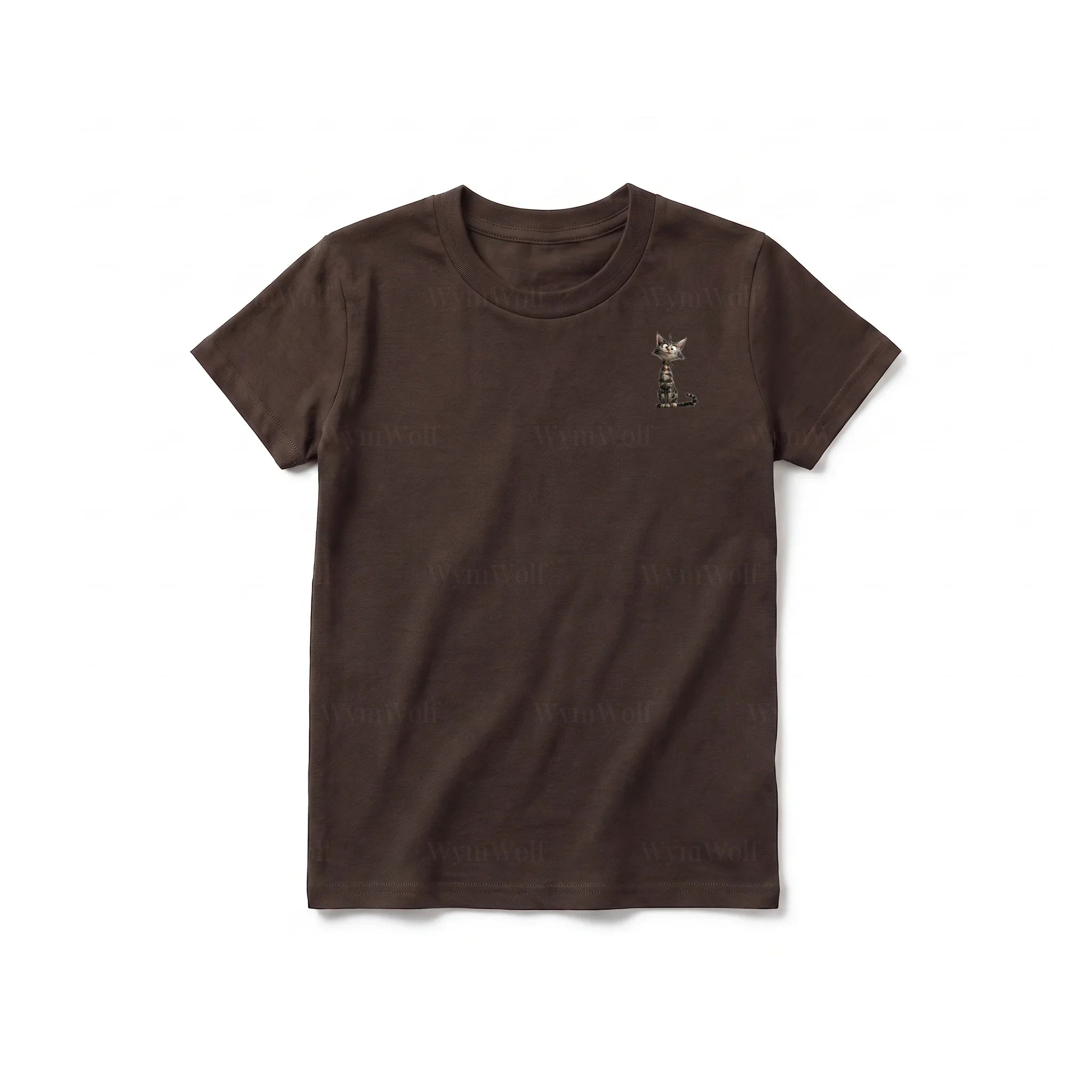 Un T-shirt chocolat à manches courtes et col rond pour jeune, orné d'un motif représentant un chat sur la poitrine gauche.