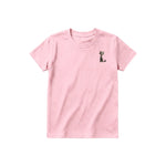 Un T-shirt rose à manches courtes et col rond pour jeune, orné d'un motif représentant un chat sur la poitrine gauche.