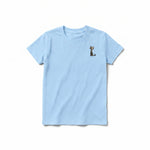 Un T-shirt poudre à manches courtes et col rond pour jeune, orné d'un motif représentant un chat sur la poitrine gauche.