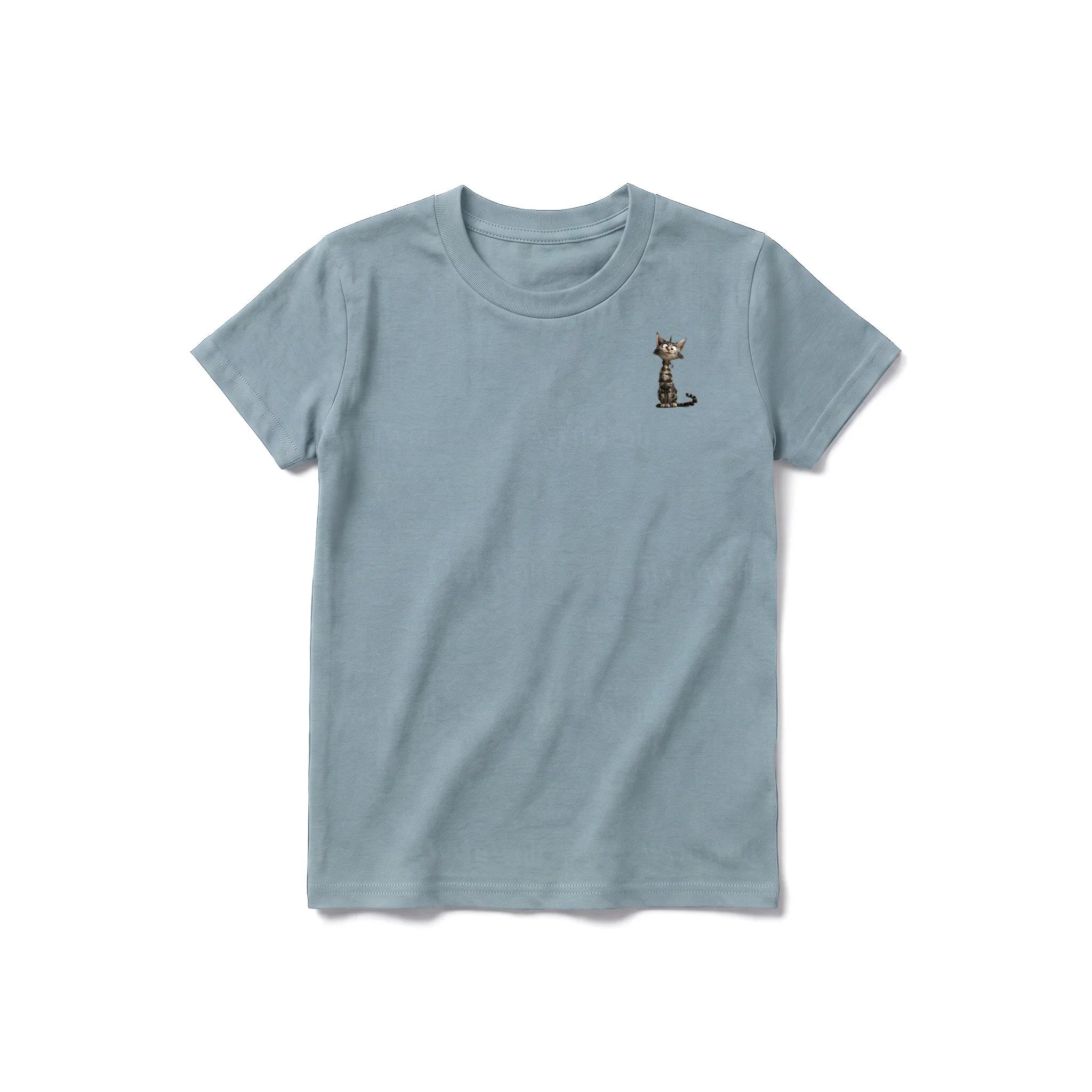 Un T-shirt sauge à manches courtes et col rond pour jeune, orné d'un motif représentant un chat sur la poitrine gauche.