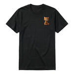 Un T-shirt noir à manches courtes et col rond, orné d'un motif représentant un chat sur la poitrine gauche.