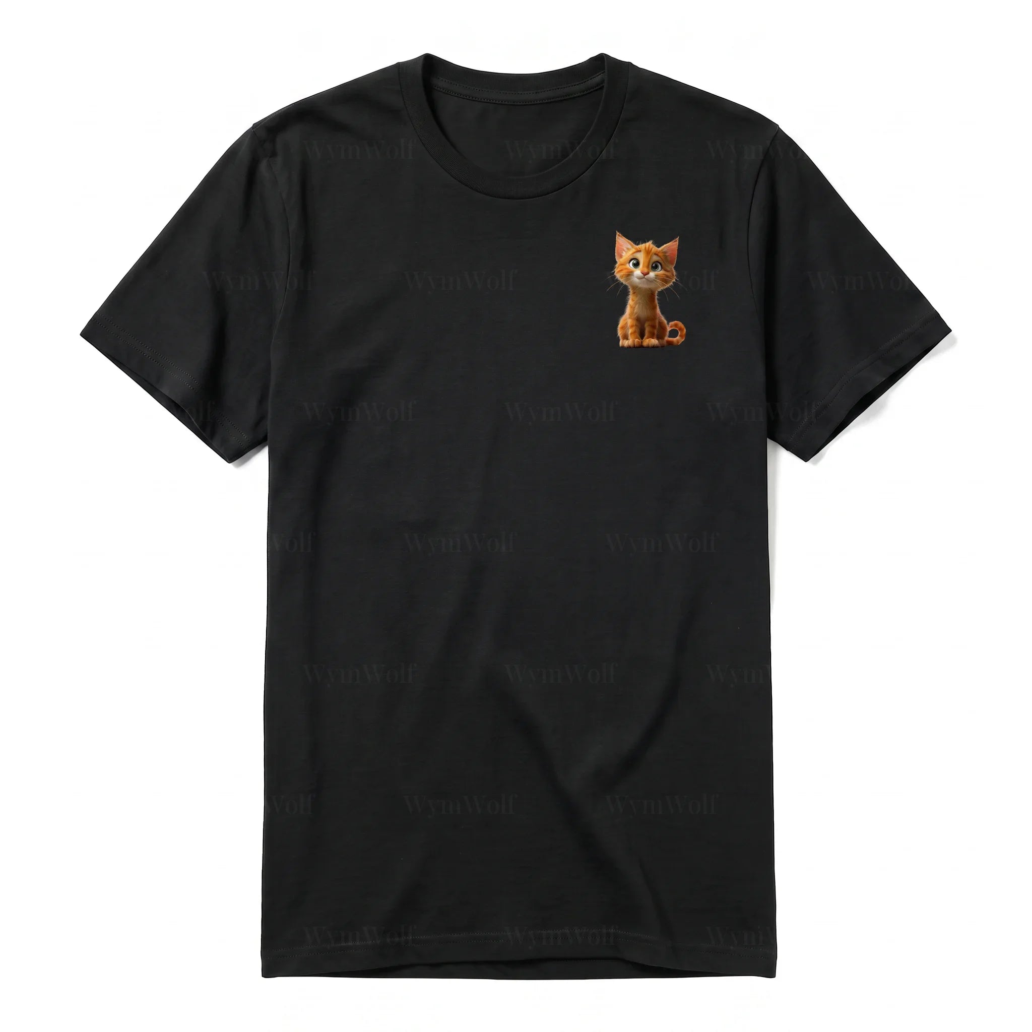 Un T-shirt noir à manches courtes et col rond, orné d'un motif représentant un chat sur la poitrine gauche.