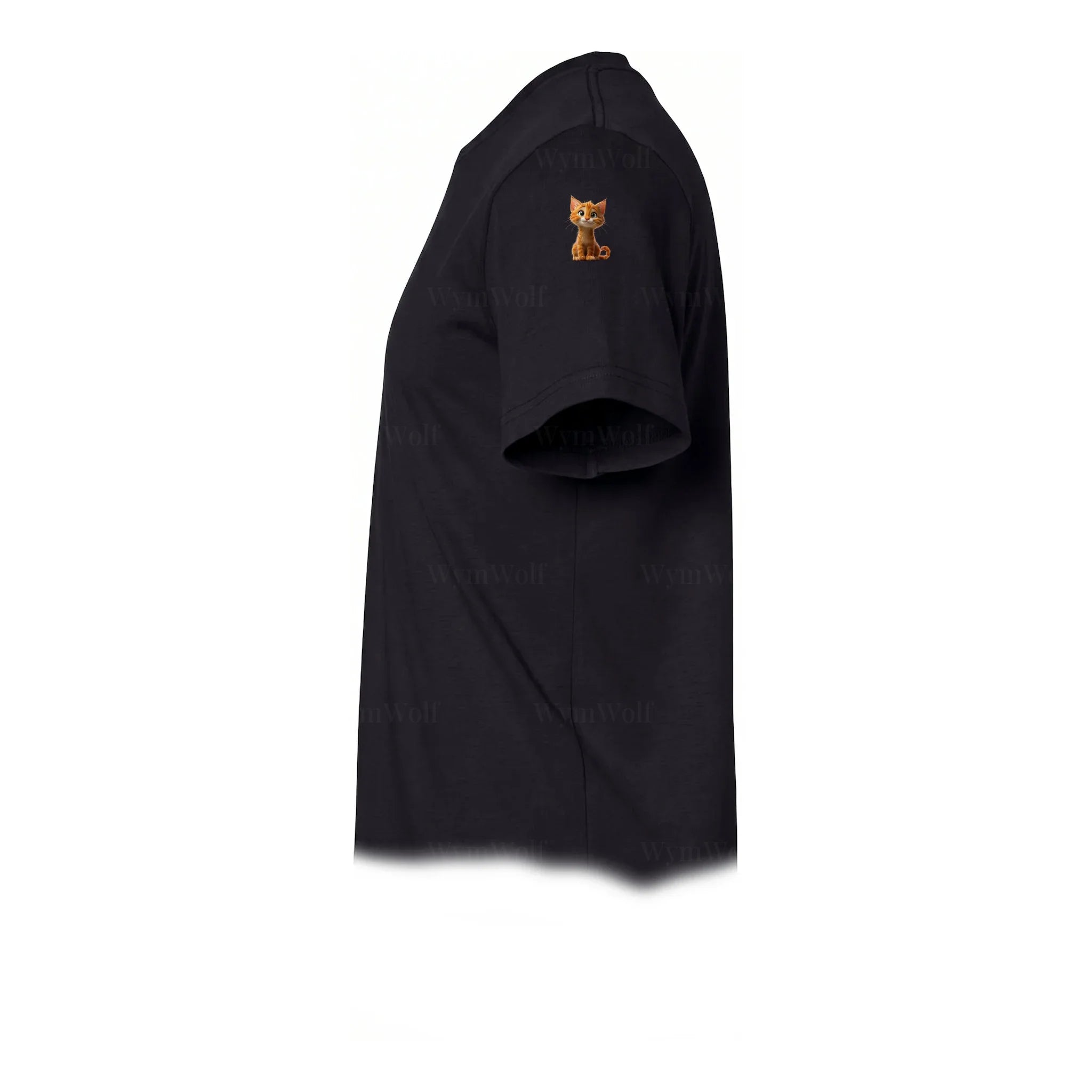 Un T-shirt noir à manches courtes et col rond, orné d'un motif représentant un chat sur le haut de la manche gauche.