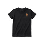 Un T-shirt noir à manches courtes et col rond pour jeune, orné d'un motif représentant un chat sur la poitrine gauche.