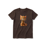 Un T-shirt chocolat à manches courtes et col rond pour jeune, orné d'un motif représentant un chat sur le devant.