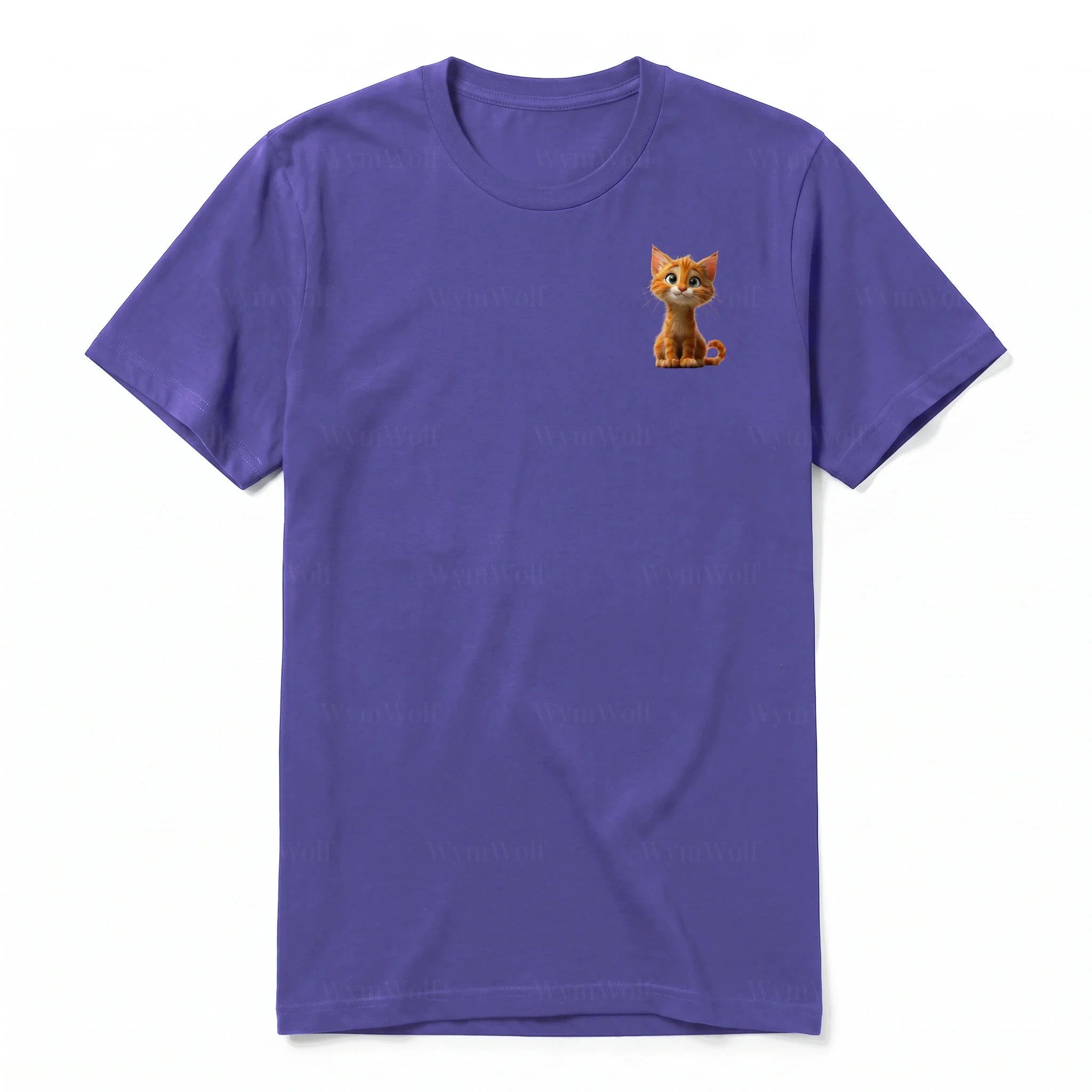 Un T-shirt violet à manches courtes et col rond, orné d'un motif représentant un chat sur la poitrine gauche.