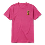Un T-shirt framboise à manches courtes et col rond, orné d'un motif représentant un chat sur la poitrine gauche.