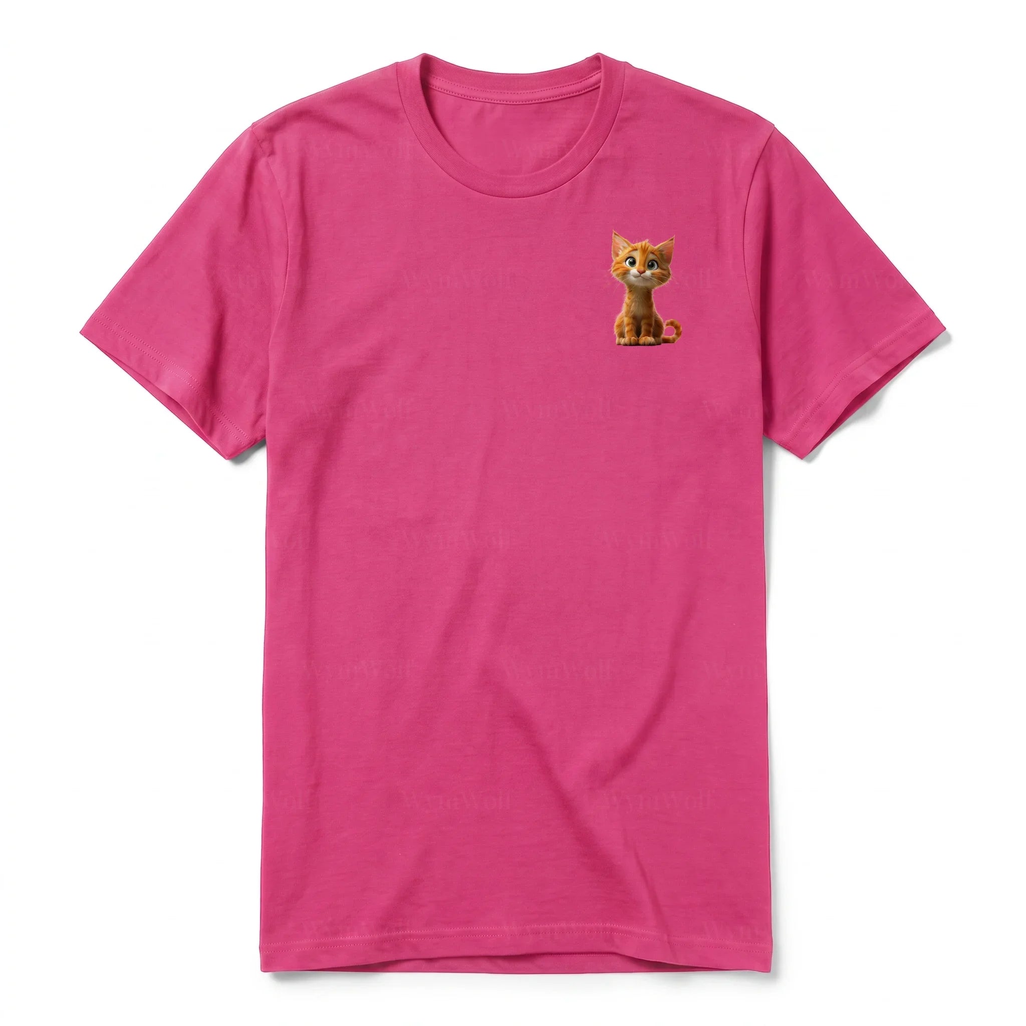 Un T-shirt framboise à manches courtes et col rond, orné d'un motif représentant un chat sur la poitrine gauche.
