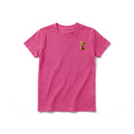 Un T-shirt framboise à manches courtes et col rond pour jeune, orné d'un motif représentant un chat sur la poitrine gauche.