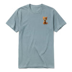 Un T-shirt sauge à manches courtes et col rond, orné d'un motif représentant un chat sur la poitrine gauche.