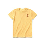 Un T-shirt moutarde à manches courtes et col rond pour jeune, orné d'un motif représentant un chat sur la poitrine gauche.