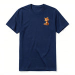 Un T-shirt marine à manches courtes et col rond, orné d'un motif représentant un chat sur la poitrine gauche.