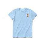 Un T-shirt poudre à manches courtes et col rond pour jeune, orné d'un motif représentant un chat sur la poitrine gauche.