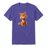 Un T-shirt violet à manches courtes et col rond, orné d'un motif représentant un chat sur le devant.