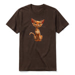 Un T-shirt chocolat à manches courtes et col rond, orné d'un motif représentant un chat sur le devant.
