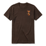 Un T-shirt chocolat à manches courtes et col rond, orné d'un motif représentant un chat sur la poitrine gauche.
