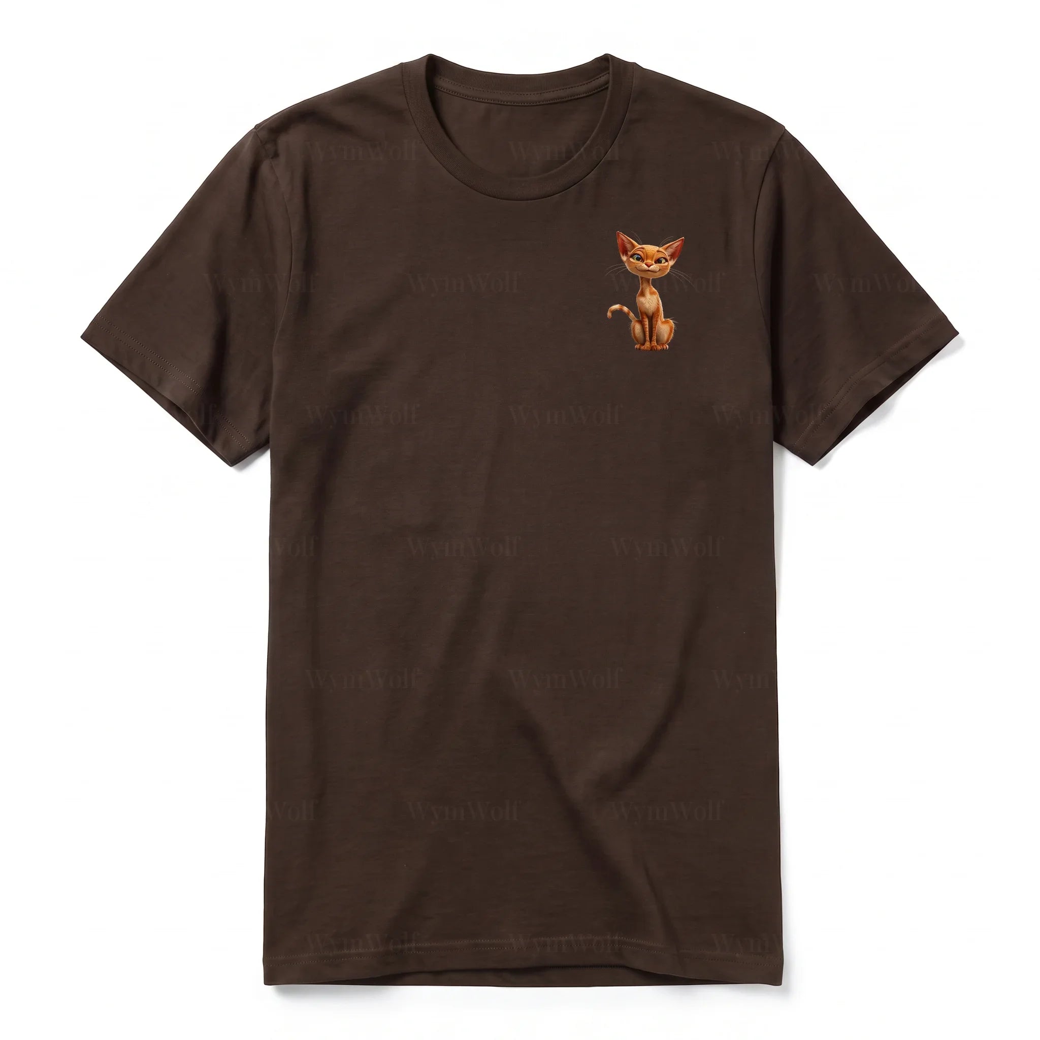 Un T-shirt chocolat à manches courtes et col rond, orné d'un motif représentant un chat sur la poitrine gauche.