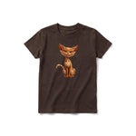 Un T-shirt chocolat à manches courtes et col rond pour jeune, orné d'un motif représentant un chat sur le devant.