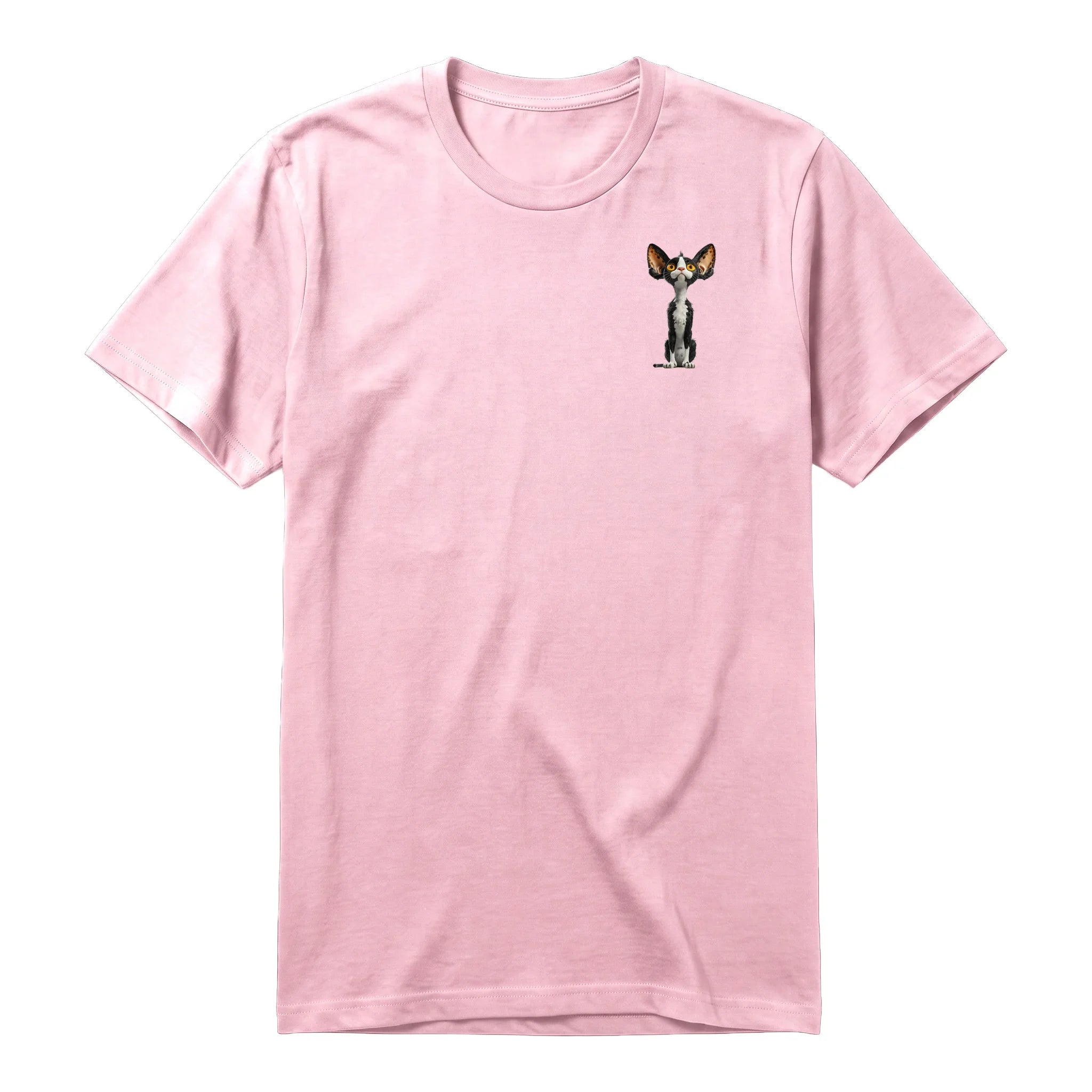Un T-shirt rose à manches courtes et col rond, orné d'un motif représentant un chat sur la poitrine gauche.