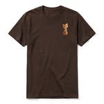 Un T-shirt chocolat à manches courtes et col rond, orné d'un motif représentant un chat sur la poitrine gauche.