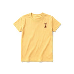 Un T-shirt moutarde à manches courtes et col rond pour jeune, orné d'un motif représentant un chat sur la poitrine gauche.