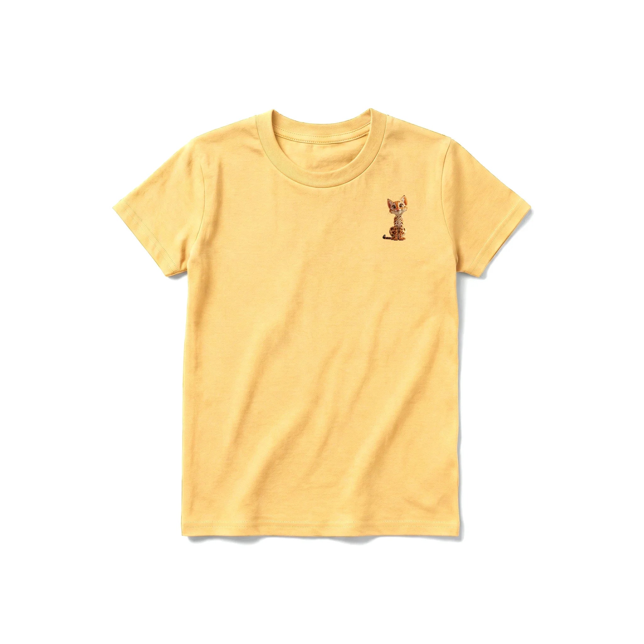 Un T-shirt moutarde à manches courtes et col rond pour jeune, orné d'un motif représentant un chat sur la poitrine gauche.