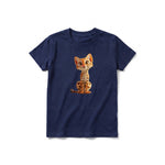 Un T-shirt marine à manches courtes et col rond pour jeune, orné d'un motif représentant un chat sur le devant.