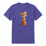 Un T-shirt violet à manches courtes et col rond, orné d'un motif représentant un chat sur le devant.