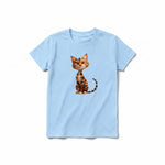 Un T-shirt poudre à manches courtes et col rond pour jeune, orné d'un motif représentant un chat sur le devant.