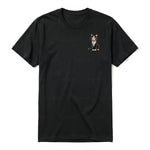 Un T-shirt noir à manches courtes et col rond, orné d'un motif représentant un chat sur la poitrine gauche.