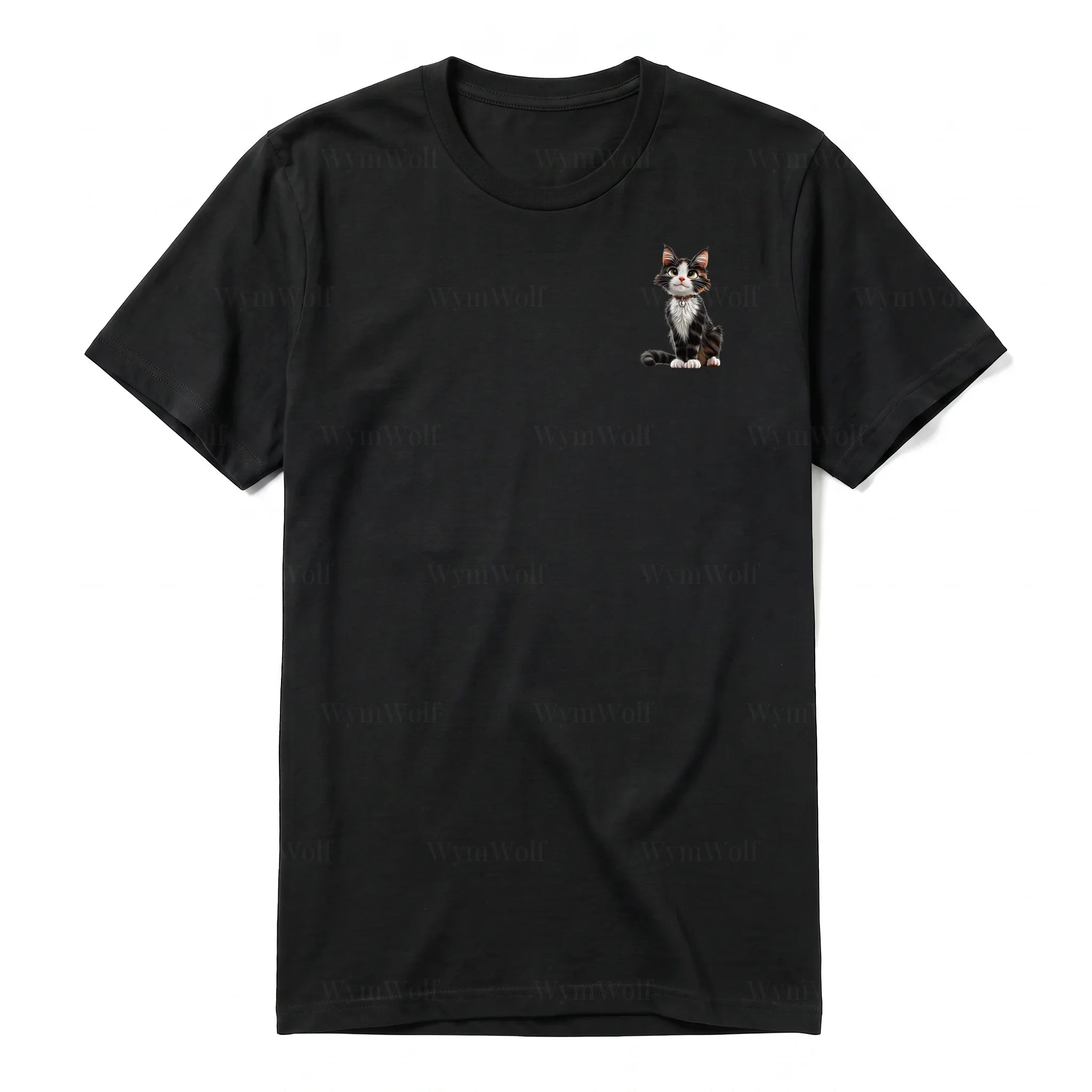 Un T-shirt noir à manches courtes et col rond, orné d'un motif représentant un chat sur la poitrine gauche.