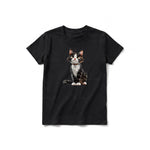 Un T-shirt noir à manches courtes et col rond pour jeune, orné d'un motif représentant un chat sur le devant.