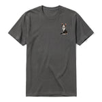 Un T-shirt charbon à manches courtes et col rond, orné d'un motif représentant un chat sur la poitrine gauche.