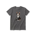 Un T-shirt charbon à manches courtes et col rond pour jeune, orné d'un motif représentant un chat sur le devant.