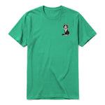 Un T-shirt kelly à manches courtes et col rond, orné d'un motif représentant un chat sur la poitrine gauche.