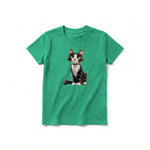 Un T-shirt kelly à manches courtes et col rond pour jeune, orné d'un motif représentant un chat sur le devant.