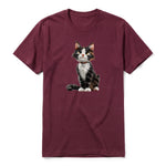 Un T-shirt marron à manches courtes et col rond, orné d'un motif représentant un chat sur le devant.