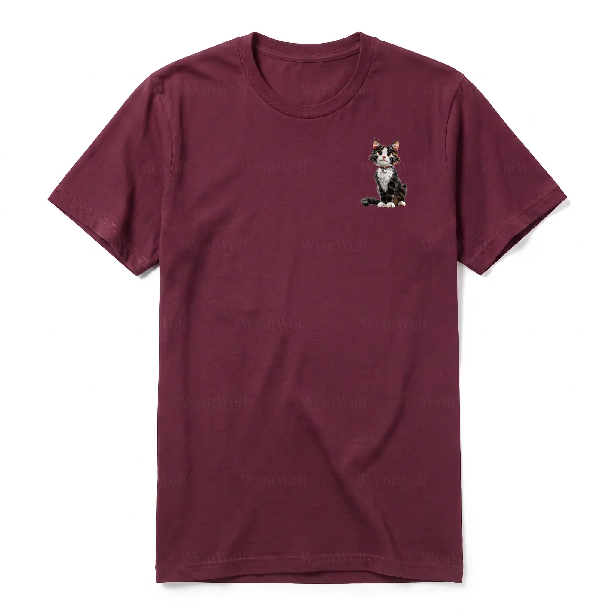 Un T-shirt marron à manches courtes et col rond, orné d'un motif représentant un chat sur la poitrine gauche.