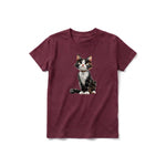 Un T-shirt marron à manches courtes et col rond pour jeune, orné d'un motif représentant un chat sur le devant.