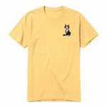 Un T-shirt moutarde à manches courtes et col rond, orné d'un motif représentant un chat sur la poitrine gauche.