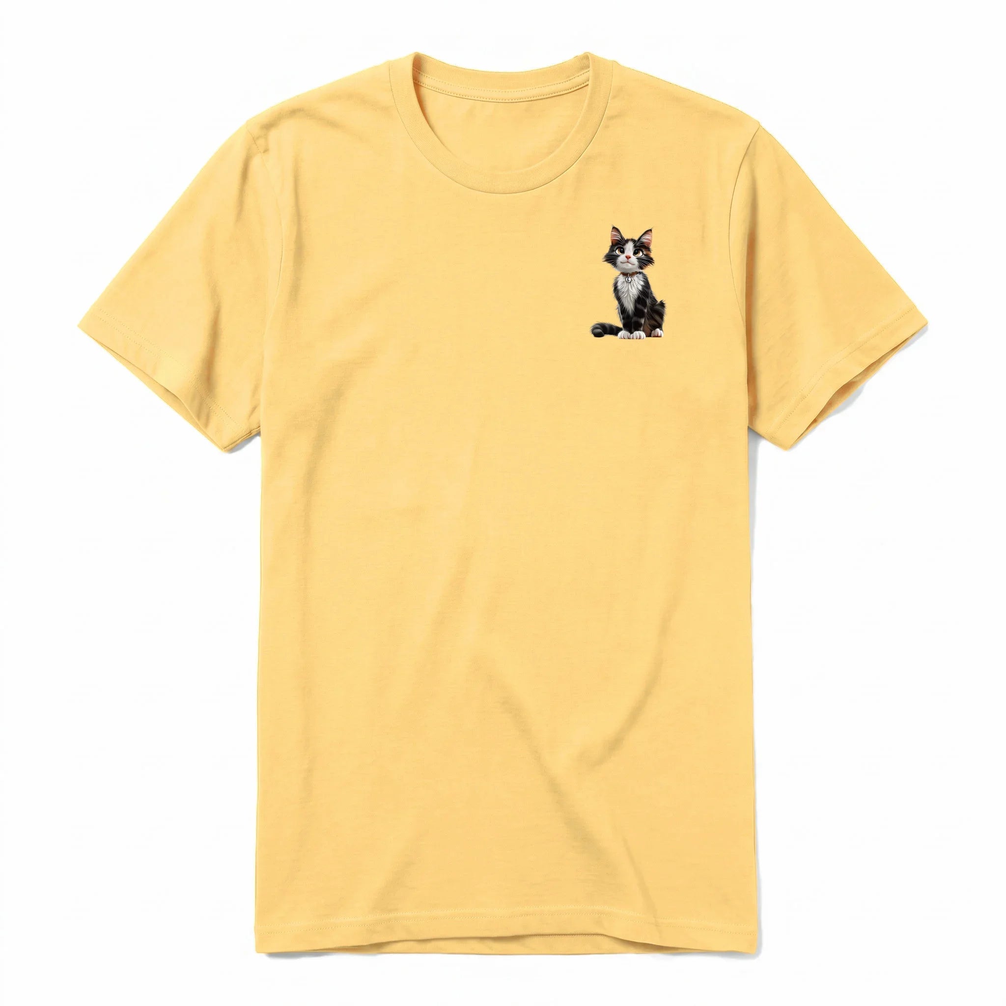 Un T-shirt moutarde à manches courtes et col rond, orné d'un motif représentant un chat sur la poitrine gauche.
